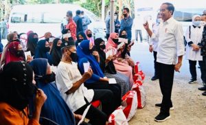 Presiden Tinjau Penyaluran Bantuan hingga Hadiri Gelar Kehormatan Adat di Sulawesi Tenggara