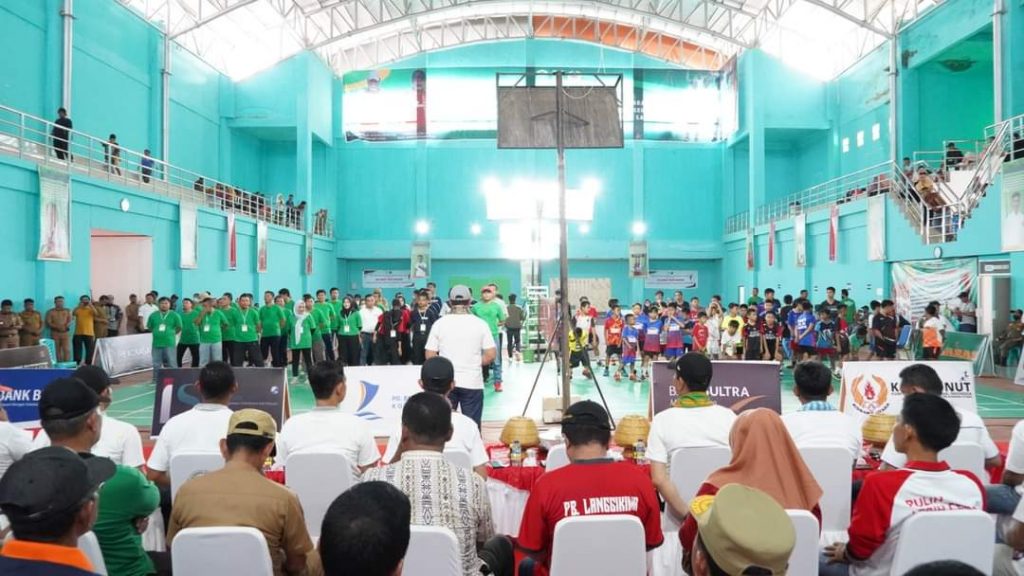 Ruksamin Buka Turnament Badminton Se-Sultra, Begini Pesanya.
