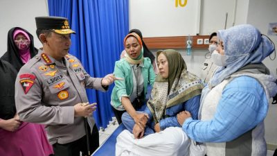 Jenguk Korban Bom Bunuh Diri Polsek Astana Anyar. Kapolri : Tetap Semangat Lindungi Masyarakat