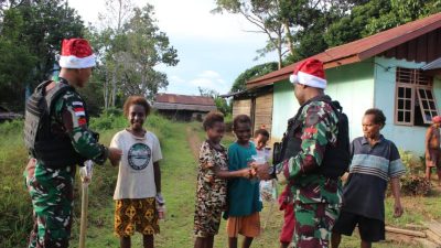 Momen Natal, Satgas Pamtas RI-PNG Yonif 725/WRG Datang Bawa Kejutan Spesial Natal Di Tanah Papua