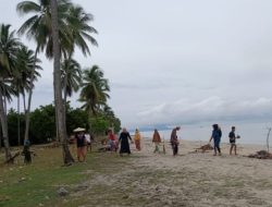 Sambut HUT Konut Ke-16, Pemdes Dan Warga Panggulawu Bersihkan Pantai 3000 Meter