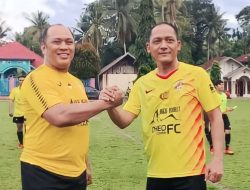 Tertarik Sepak Bola Kamtibmas Polres Konut, Bupati Ruksamin turun lapangan Hadapi Legend Lembo