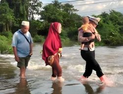 Satlantas Konut Bantu Warga Yang Melintas Dilokasi Banjir