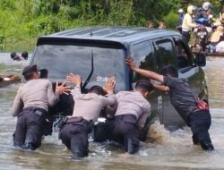 Banjir Trans Sulawesi, Personil Polres Konut Berjibaku Urai Kemacetan