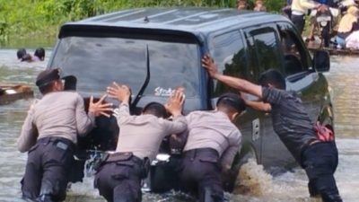 Banjir Trans Sulawesi, Personil Polres Konut Berjibaku Urai Kemacetan