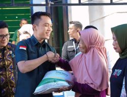 Salurkan Beras, Pemda Konut Dan Bulog Disambut Senyum Ceria Oleh Warga