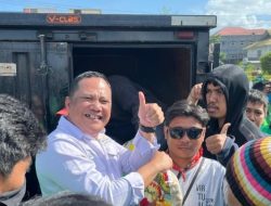 Peduli Kepada Pengemudi Ojol, Kadin Sultra Salurkan Ratusan Karung Beras