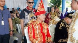 Tampil Elegan, Bupati Ikbar Hadiri HUT ke-66 Kab. Kolaka Gunakan Pakaian Bersulam Emas