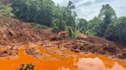 Camat Laskep Pimpin Kades, Warga Dan Swasta Tangani Longsor di Waturambaha