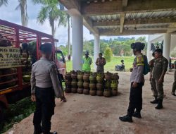 POLSEK ASERA LAKUKAN PENGAMANAN PENYALURAN LPG 3 KG, WARGA PADATI GEDUNG LAIKA KONASARA